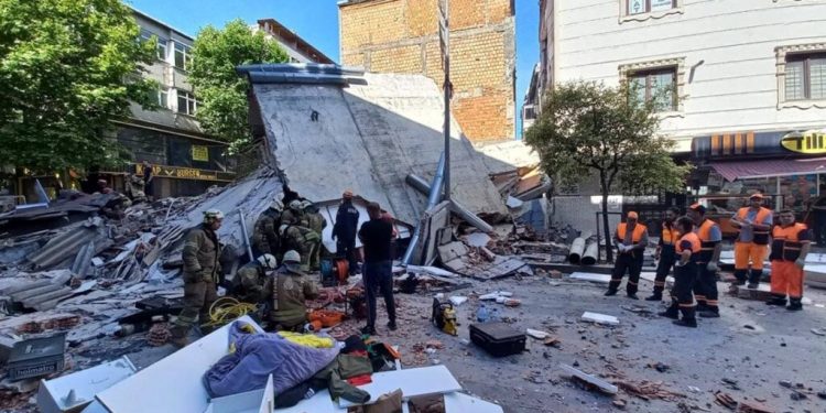 انهيار مبنى في إسطنبول يخلف مصابين تحت الأنقاض