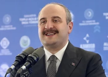 وزير تركي سابق يؤدي الحج بطائرة خاصة