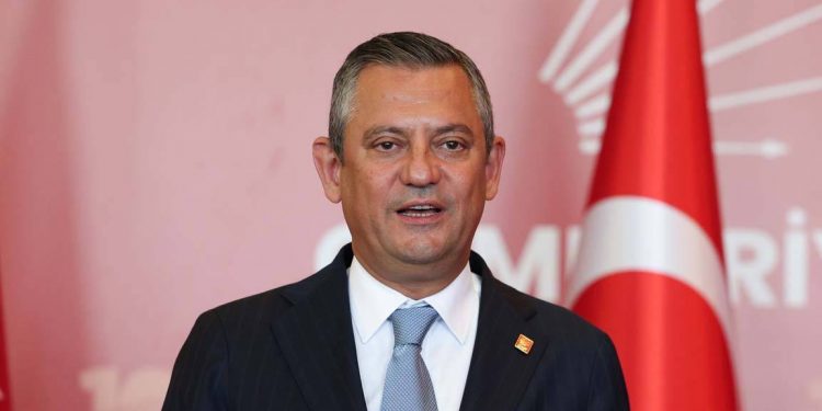 أوزغور أوزيل يهنئ اليسار في فرنسا