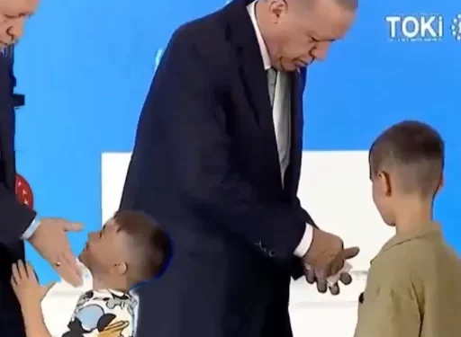 أردوغان يصفع طفل لم يقبل يده
