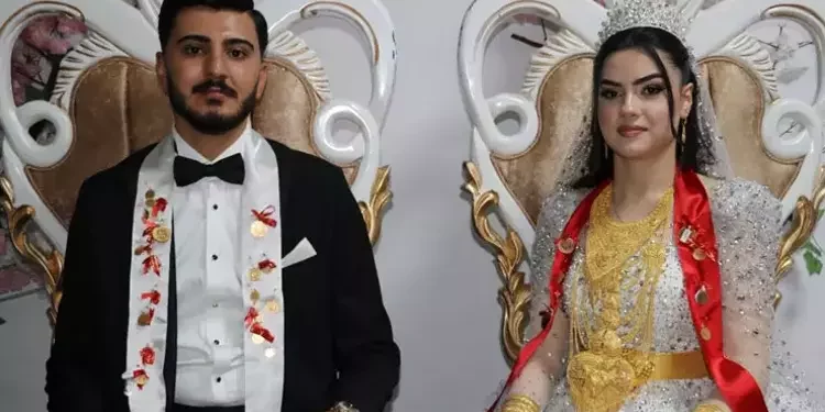 تقديم 3 كغ ذهب و4 ملايين ليرة لعروسين في ولاية فان التركية