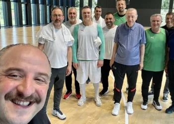 أردوغان يلعب مباراة سلة بعد عودته من الخارج