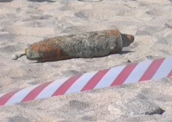 قذيفة هاون على شاطئ عام في إسطنبول