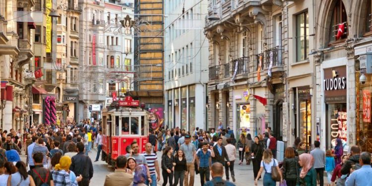 كاتب تركي: من يروجون لاستقالة وزير المالية يعيدون تركيا للسبعينات!