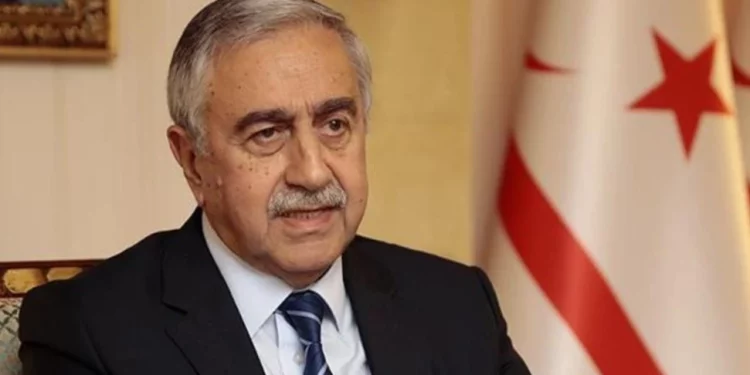 نقل رئيس قبرص التركية السابق مصطفى أقينجي إلى المستشفى