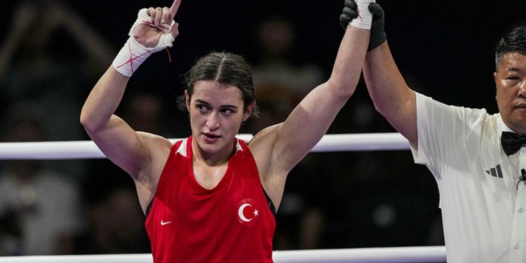 الملاكمة التركية إسراء يلديز إلى ربع نهائي أولمبياد باريس