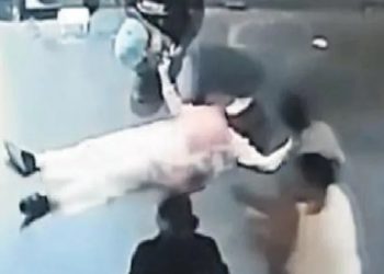 تركي يقتل زوجته بمنتصف الشارع أمام المارة!