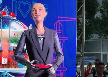 الروبوت “صوفيا” مفاجأة معرض إزمير الدولي