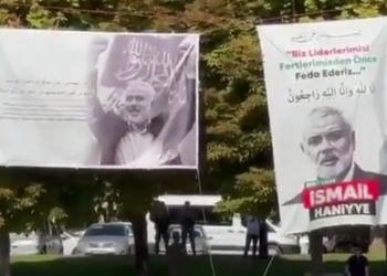 تعليق ملصق لـ”هنية” بدلًا من “أتاتورك” في يوم النصر بتركيا