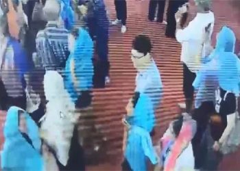 تركيا.. سائح يسرق آخر في جامع السلطان أحمد!