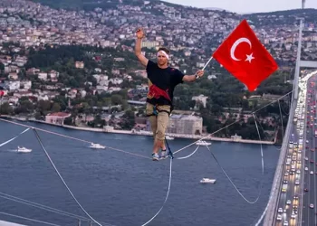 الرياضي الإستوني جان روز يصنع التاريخ على جسر البوسفور!