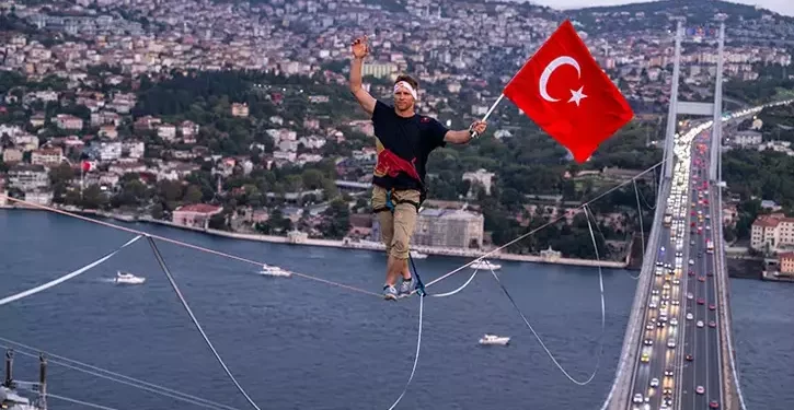 الرياضي الإستوني جان روز يصنع التاريخ على جسر البوسفور!