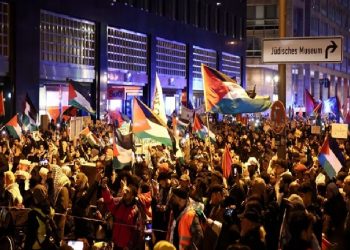 الشرطة الألمانية تلاحق طفلا يحمل العلم الفلسطيني!