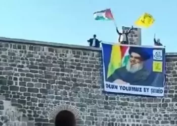 فيديو.. تعليق صورة حسن نصر الله على أسوار مدينة ديار بكر