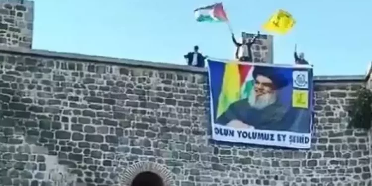 فيديو.. تعليق صورة حسن نصر الله على أسوار مدينة ديار بكر