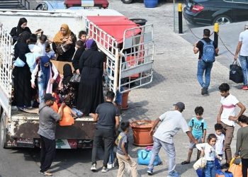 آلاف اللبنانيين ينزحون من لبنان إلى سورية