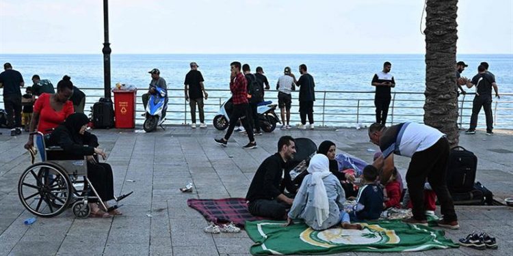 لبنانيون ينامون على الشواطئ وفي الشوارع بسبب الغارات الإسرائيلية