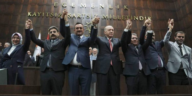 حزب العدالة والتنمية يضم 13 عمدة بلدية من حزب أربكان