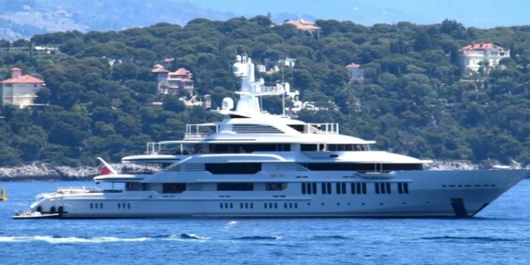 يخت مؤلفة رواية هاري بوتر يرسو في ساحل فتحية