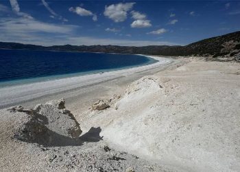 بحيرة في تركيا تشبه المريخ