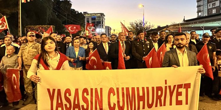 موكب بالمشاعل في هاتاي احتفالا بعيد الجمهورية التركية