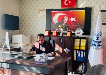 تركيا.. انتحار موظف في مكتبه