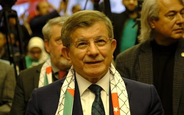 داود أوغلو يؤيد عملية إعادة السلام مع الأكراد