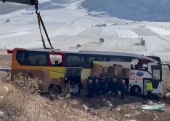 مصرع 6 وإصابة العشرات بانقلاب حافلة وسط تركيا