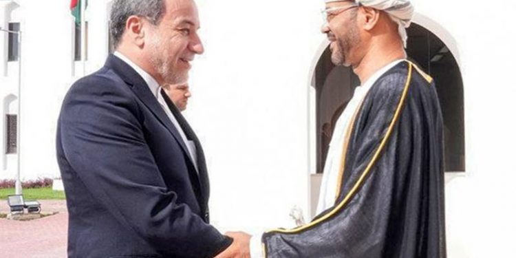 وزير الخارجية الإيراني يلتقي مسؤولا حوثيا كبيرا في سلطنة عمان