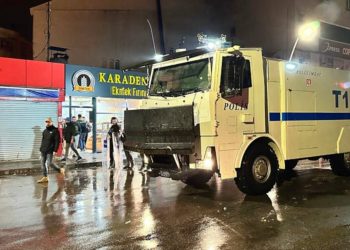 تركيا.. اعتقال 8 تظاهروا ضد عزل عمدتي بلديتين