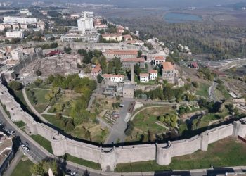 تركيا.. سائحة تسقط من على أسوار ديار بكر