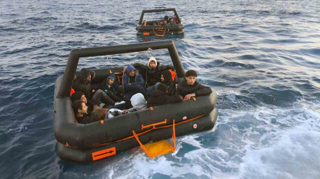 اليونان تعيد قارب مهاجرين إلى تركيا