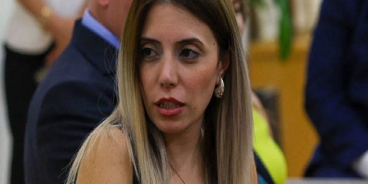 حبس شابة تركية لمدة عام بتهمة “إهانة الرئيس”!