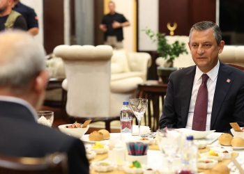 قيادات “الشعب الجمهوري” يبدون تمسكهم بزعيم الحزب بعد المطالبة بعزله