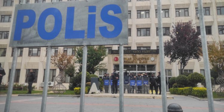 تركيا.. عزل 3 عمد بلديات كردية