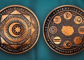 أردوغان يوزع عملة تذكارية على اتحاد الدول التركية