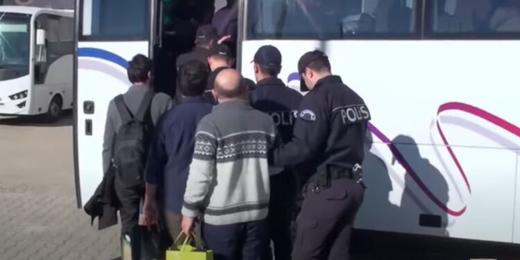 تركيا.. اعتقال 35 بتهمة الانتماء لحركة الخدمة