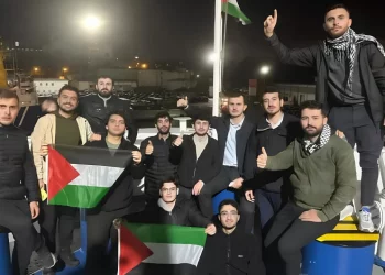 شباب أتراك يقتحمون السفينة ”كاترين“ لمنع وصول الأسلحة لإسرائيل