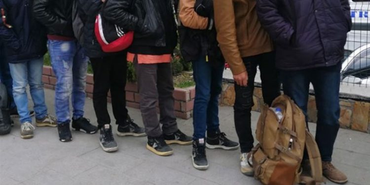 تركيا.. ضبط 46 مهاجرا غير شرعي متخفين في حافلة