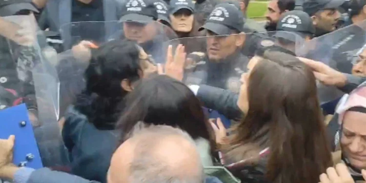 تظاهرات أمام بلدية باطمان بعد عزل العمدة