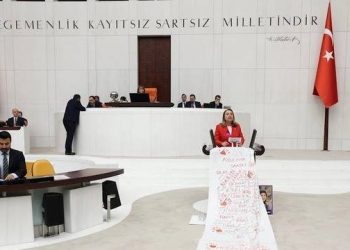 برلمانية تركية تحمل “كفن” في البرلمان!