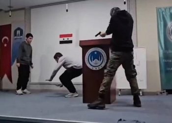 عرض مسرحي للطلاب في تركيا بالأسلحة!