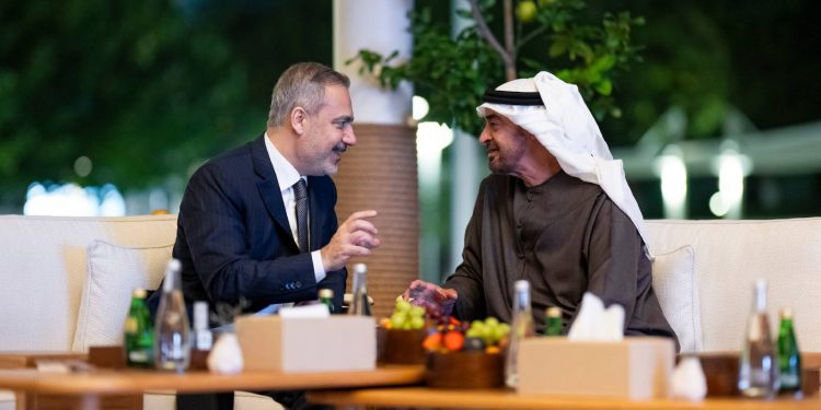 وزير الخارجية التركي يجتمع مع رئيس الإمارات
