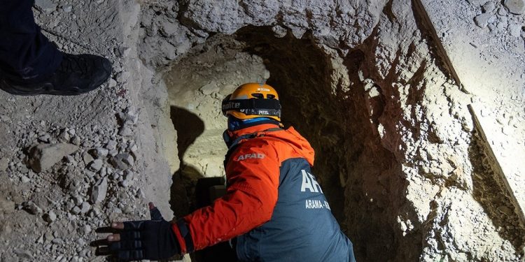 تركيا تطلق عملية بحث وإنقاذ ضخمة في سجن صيدنايا