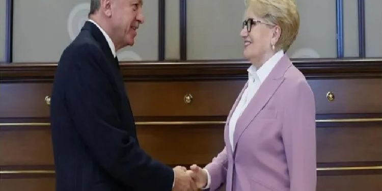 تركيا.. داود أوغلو وأكشنار يتلقيان دعوة للانضمام للحزب الحاكم