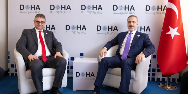 فيدان يلتقي برئيس هيئة المفاوضات السورية في الدوحة