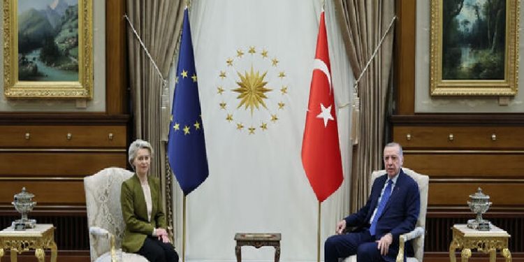 أردوغان يستقبل رئيسة المفوضية الأوروبية بالقصر الرئاسي