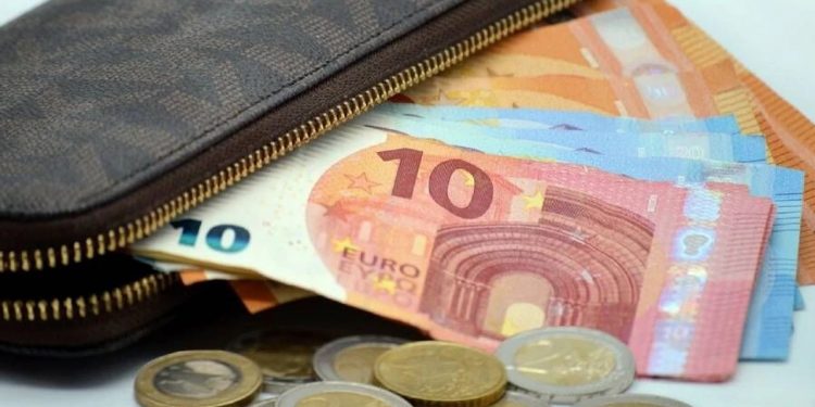 مصارف هولندا تدعو المواطنين للاحتفاظ بالنقود في المنزل