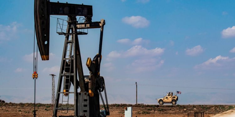 القوات الكردية في سوريا تنقض على حقول نفط تابعة للنظام