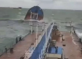 انشطار ناقلة وقود روسية علقت وسط عاصفة